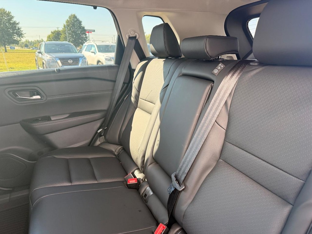 Nissan Rogue Vehicle Full-screen Gallery Image 23