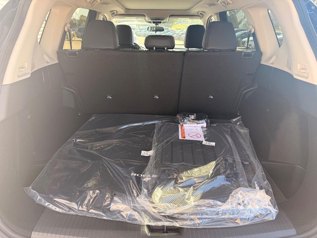 Nissan Rogue Vehicle Full-screen Gallery Image 25