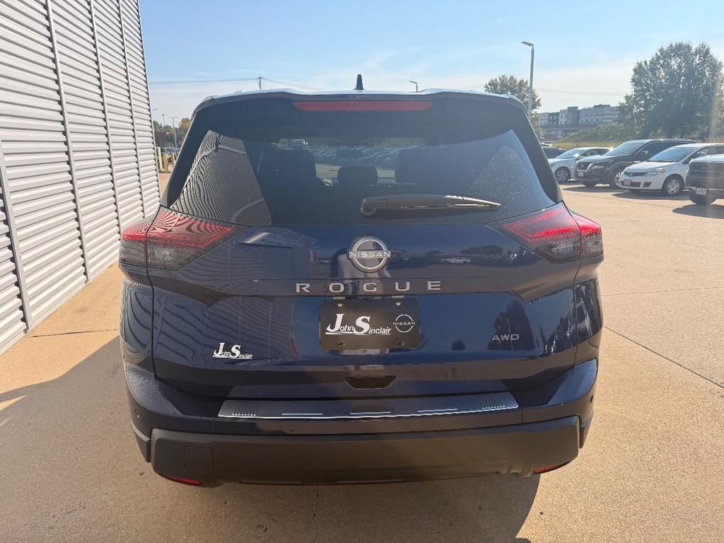 Nissan Rogue Vehicle Full-screen Gallery Image 26