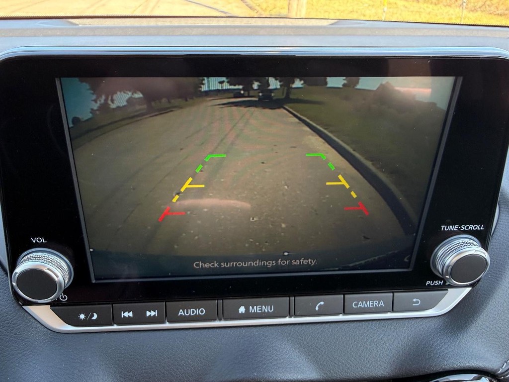 Nissan Sentra Vehicle Full-screen Gallery Image 02