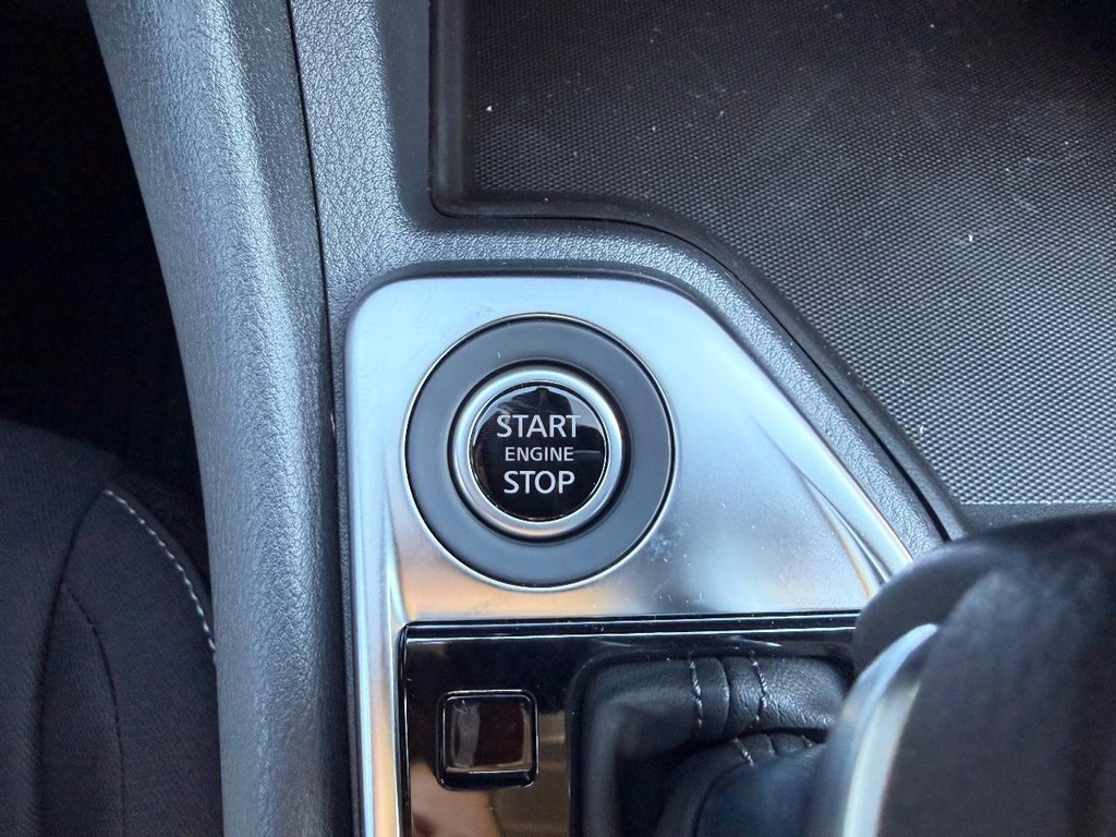 Nissan Sentra Vehicle Full-screen Gallery Image 03