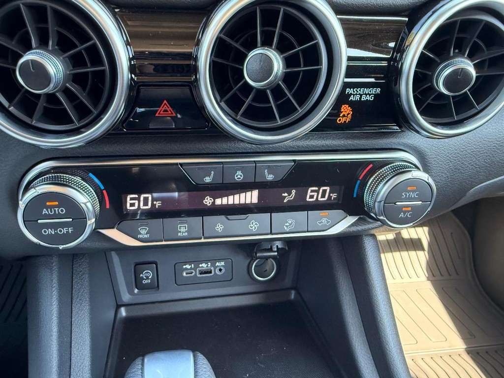 Nissan Sentra Vehicle Full-screen Gallery Image 04