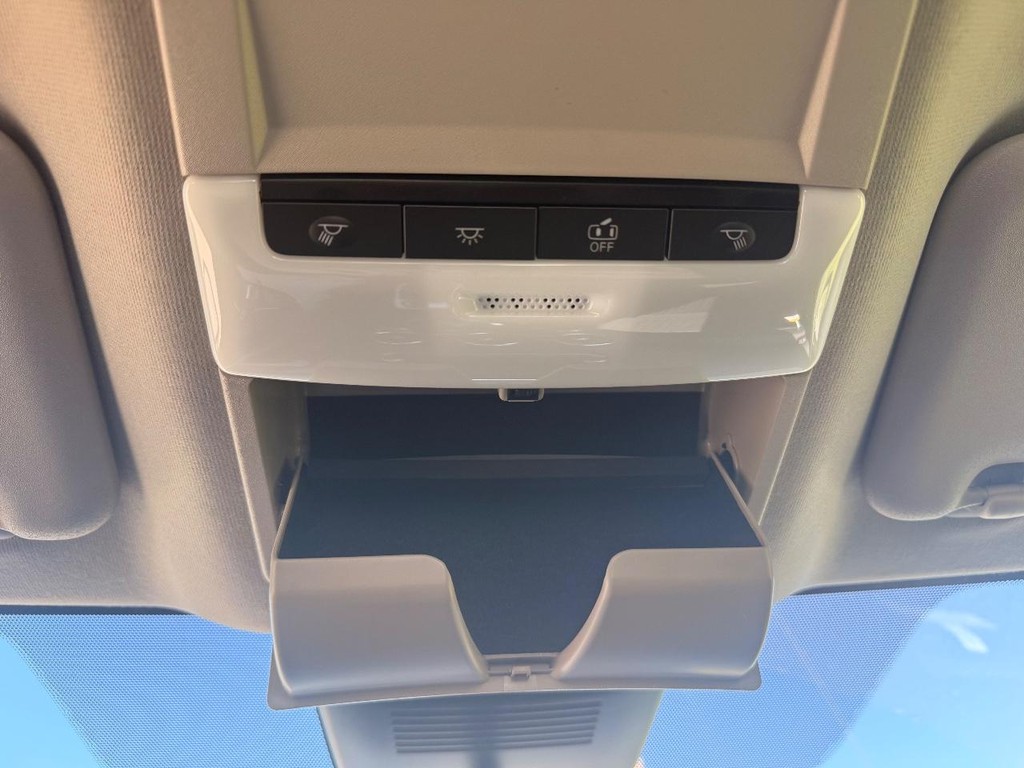 Nissan Sentra Vehicle Full-screen Gallery Image 05