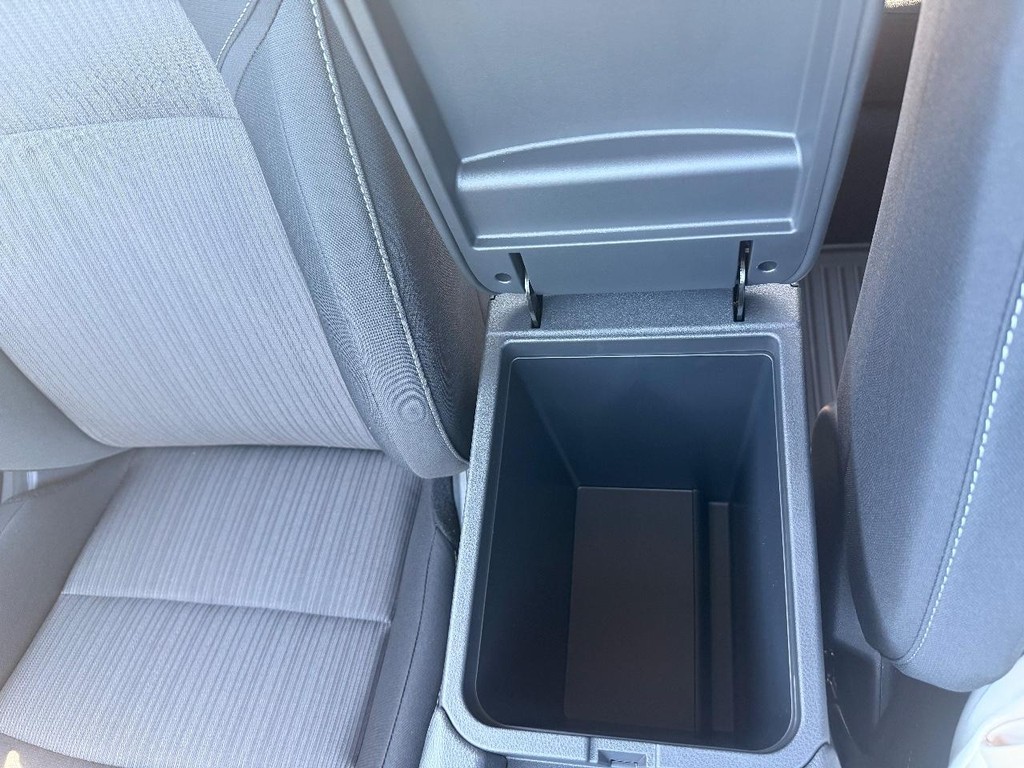 Nissan Sentra Vehicle Full-screen Gallery Image 06