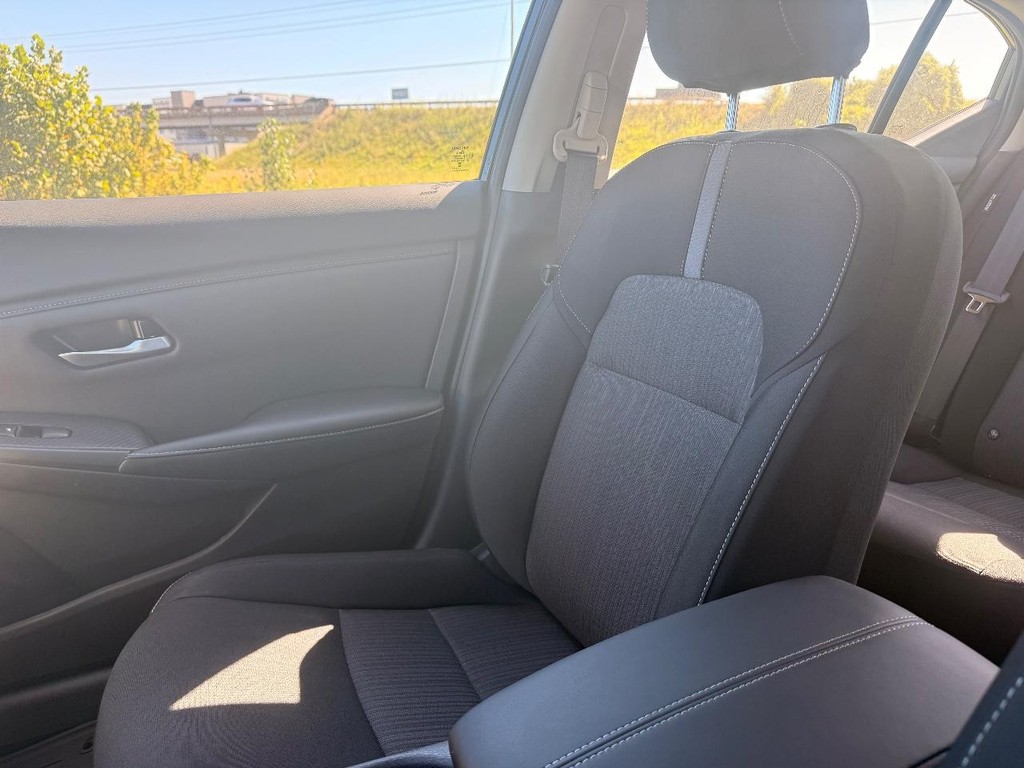 Nissan Sentra Vehicle Full-screen Gallery Image 07