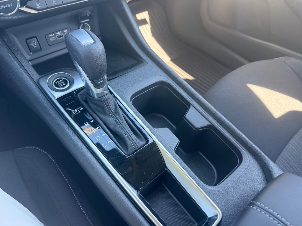 Nissan Sentra Vehicle Full-screen Gallery Image 08