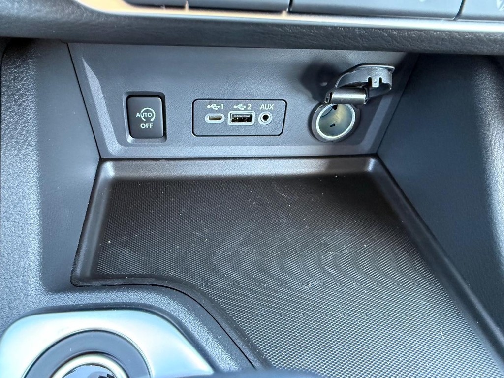 Nissan Sentra Vehicle Full-screen Gallery Image 09