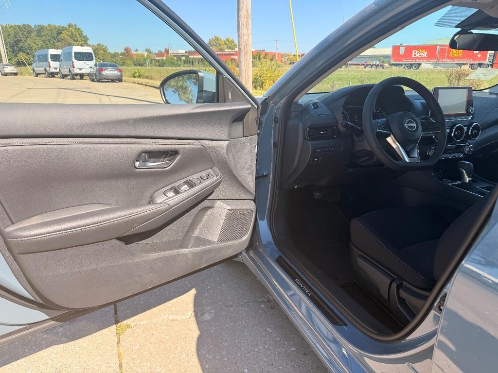 Nissan Sentra Vehicle Full-screen Gallery Image 15