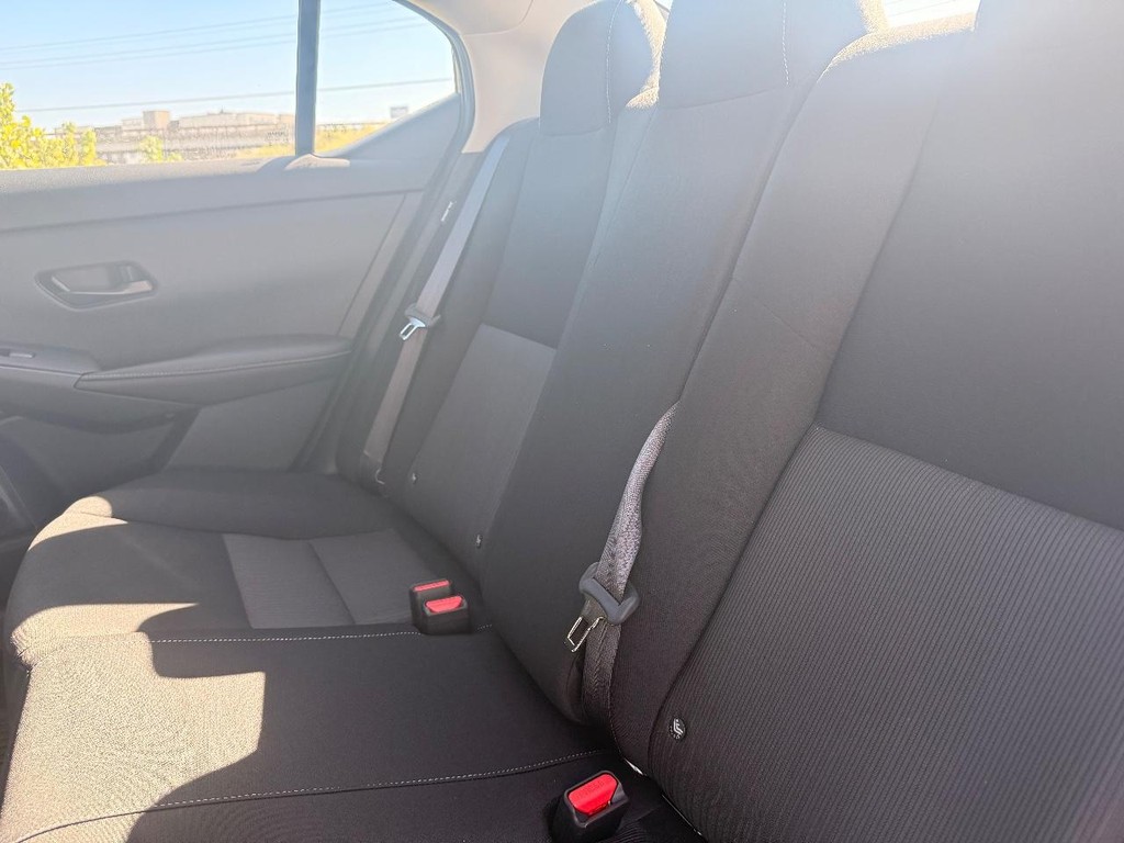 Nissan Sentra Vehicle Full-screen Gallery Image 18