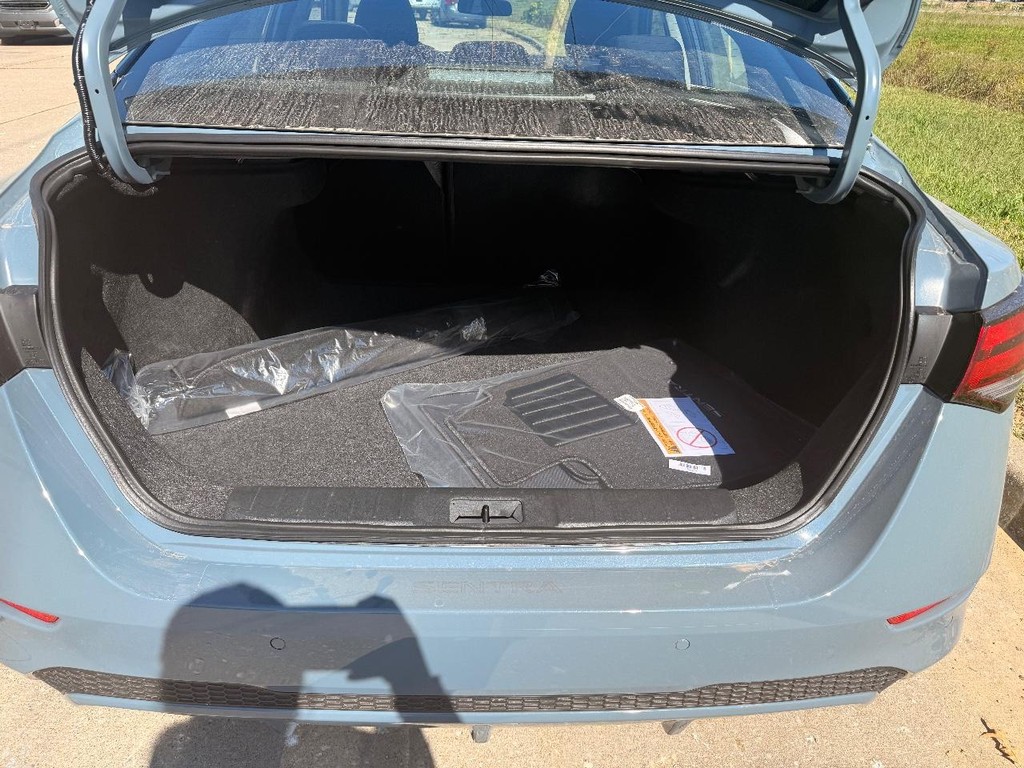 Nissan Sentra Vehicle Full-screen Gallery Image 19