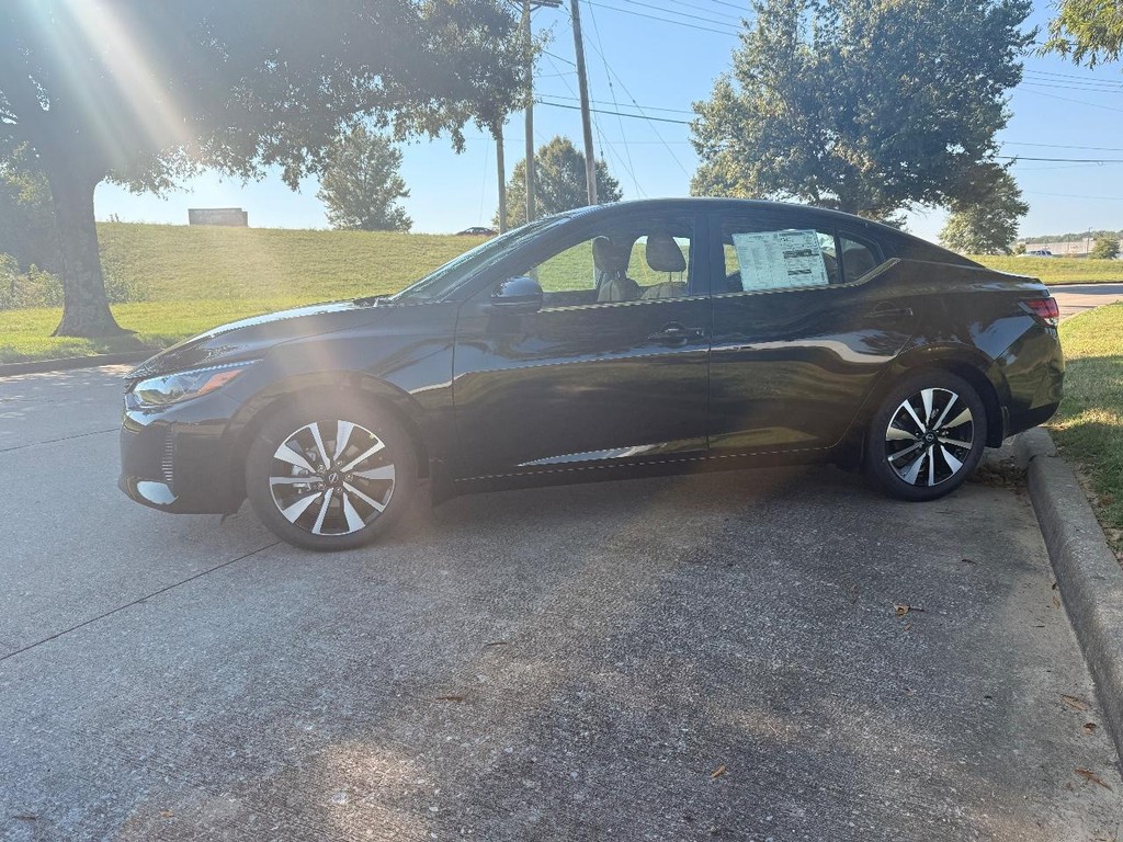 Nissan Sentra Vehicle Full-screen Gallery Image 03