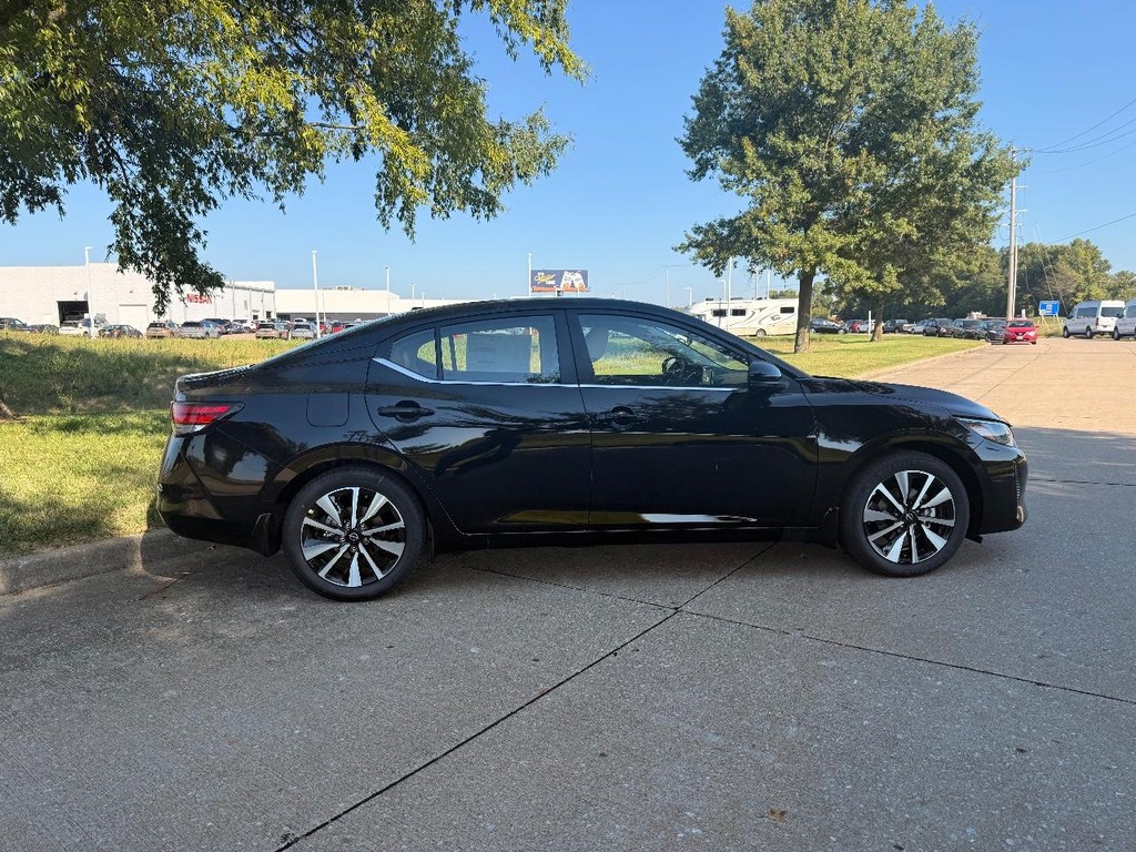 Nissan Sentra Vehicle Full-screen Gallery Image 05