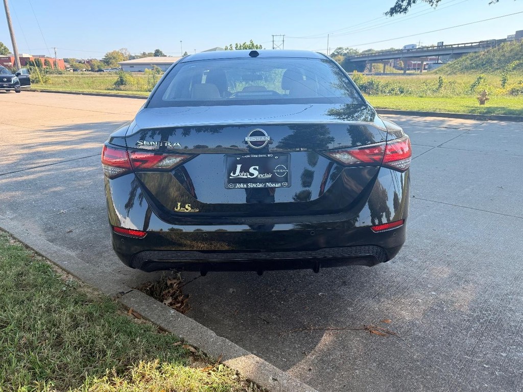 Nissan Sentra Vehicle Full-screen Gallery Image 06