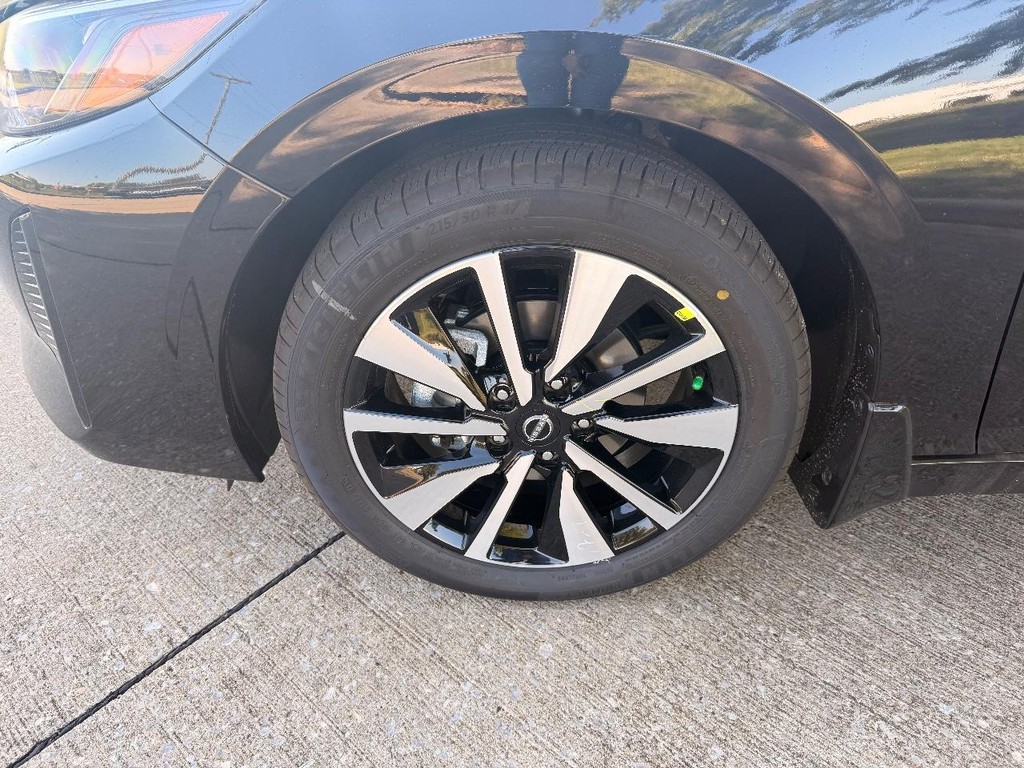 Nissan Sentra Vehicle Full-screen Gallery Image 07