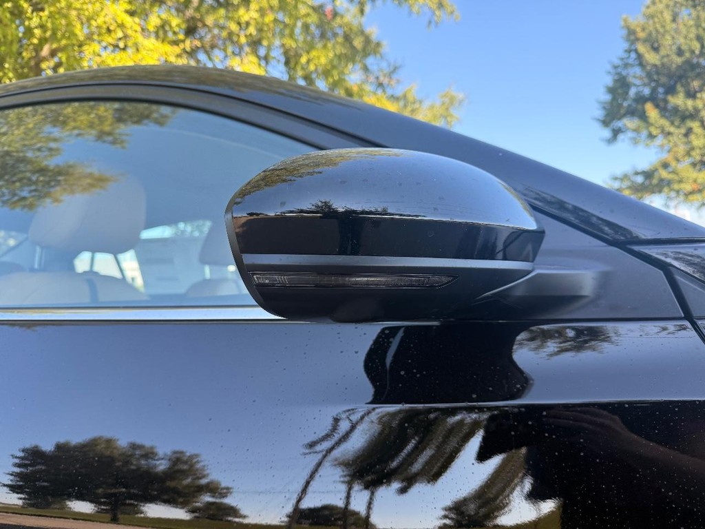 Nissan Sentra Vehicle Full-screen Gallery Image 10