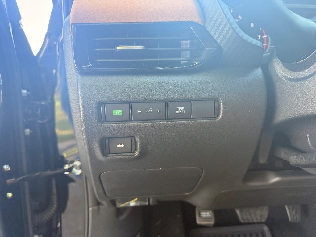 Nissan Sentra Vehicle Full-screen Gallery Image 11