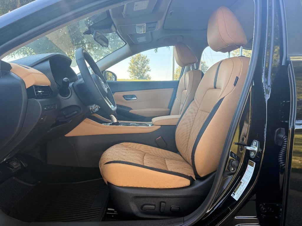 Nissan Sentra Vehicle Full-screen Gallery Image 13