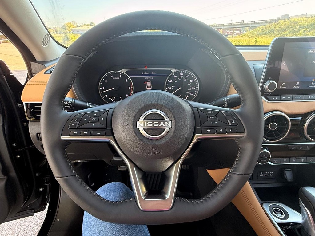 Nissan Sentra Vehicle Full-screen Gallery Image 15