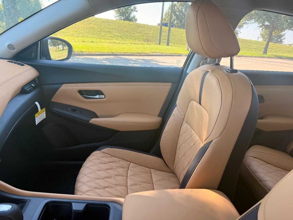 Nissan Sentra Vehicle Full-screen Gallery Image 16