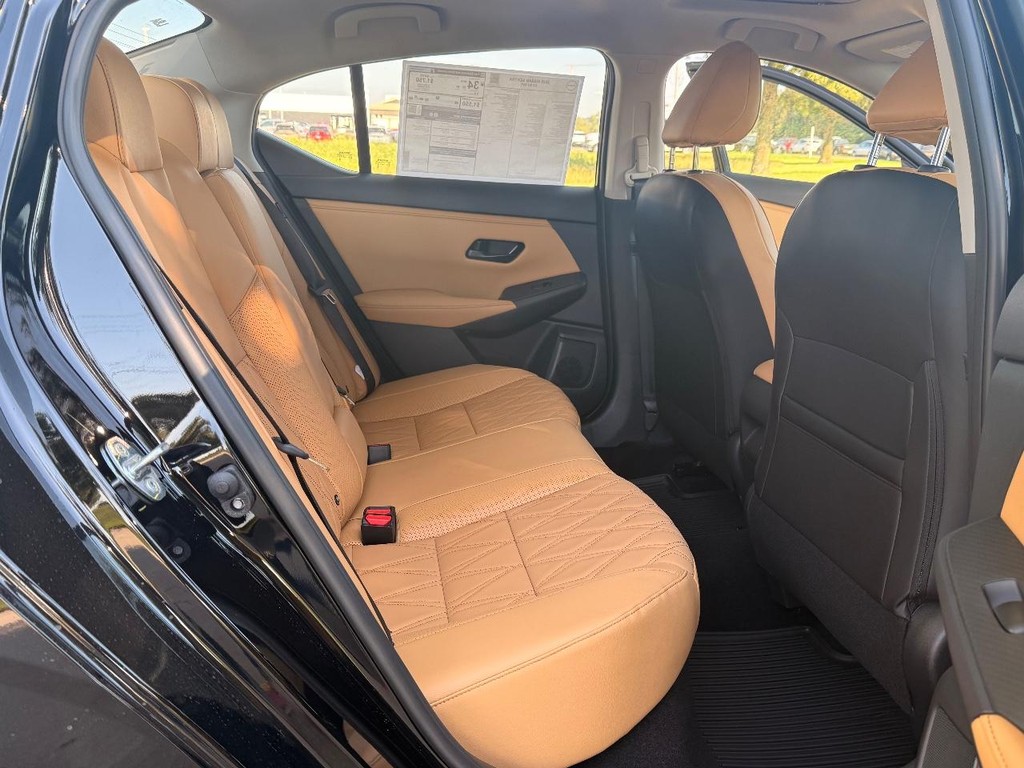 Nissan Sentra Vehicle Full-screen Gallery Image 21