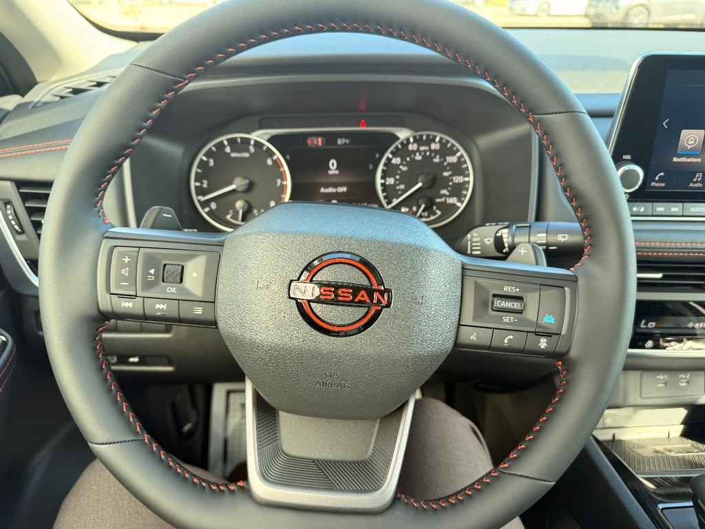 Nissan Rogue Vehicle Full-screen Gallery Image 04