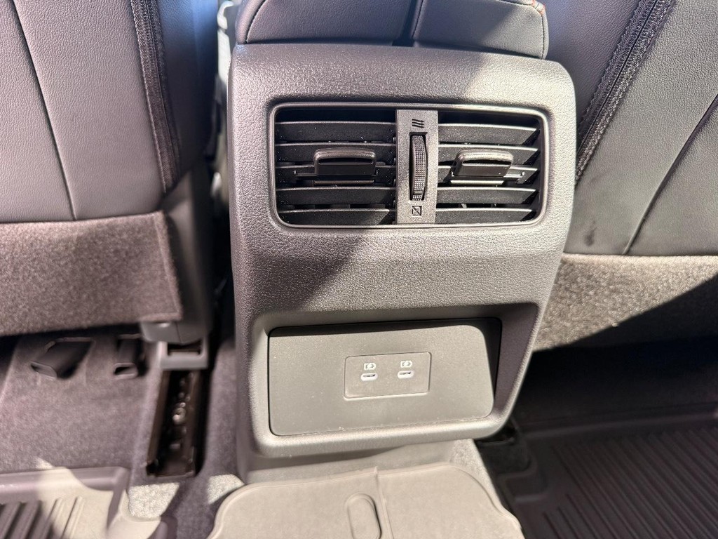 Nissan Rogue Vehicle Full-screen Gallery Image 07