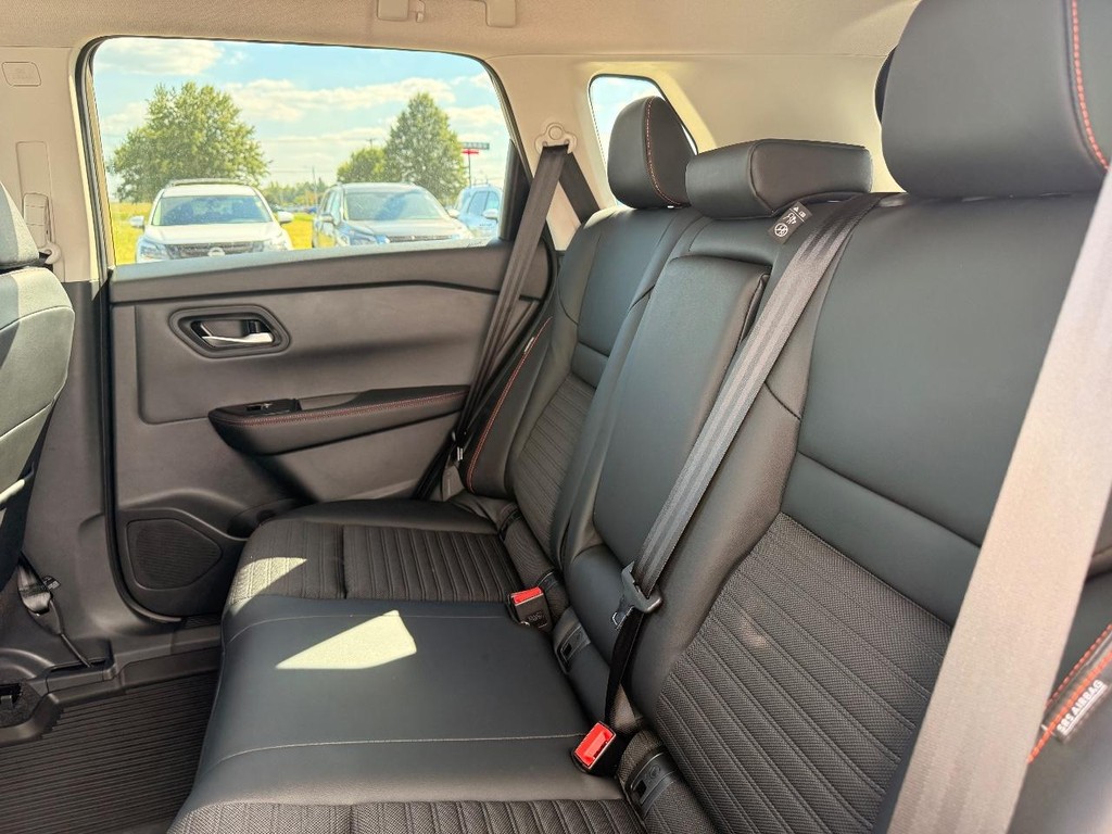 Nissan Rogue Vehicle Full-screen Gallery Image 22