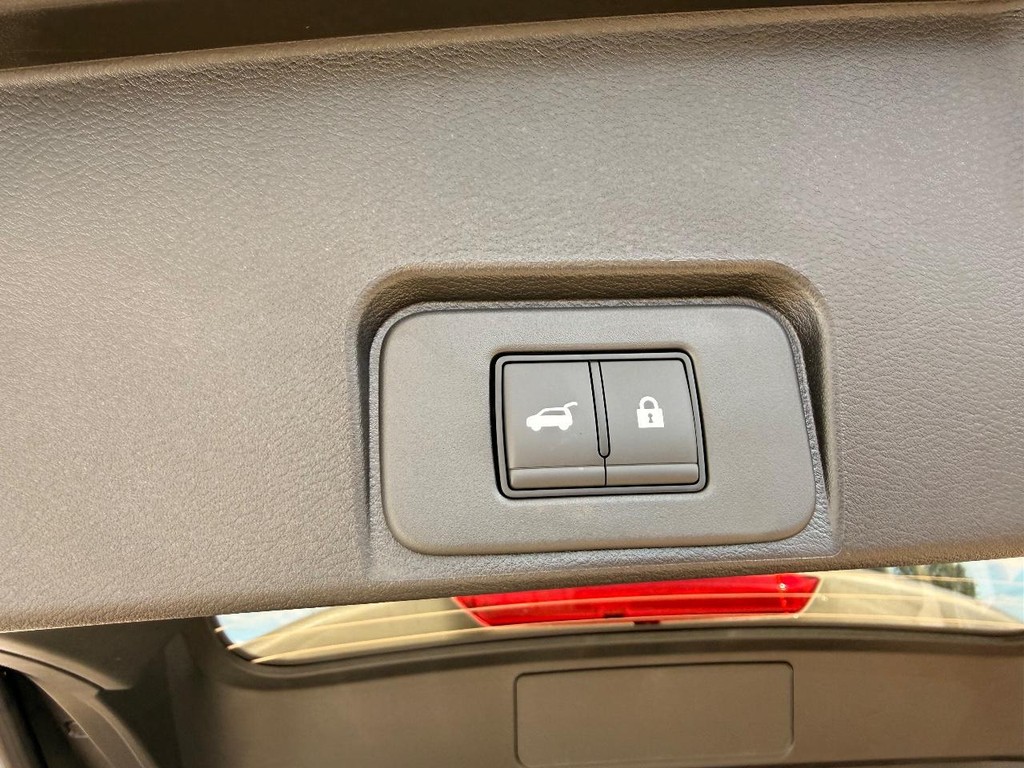 Nissan Rogue Vehicle Full-screen Gallery Image 23