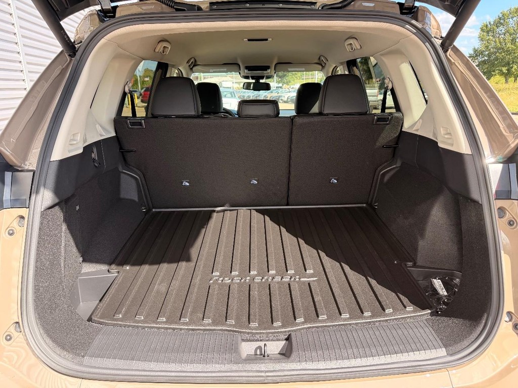 Nissan Rogue Vehicle Full-screen Gallery Image 24