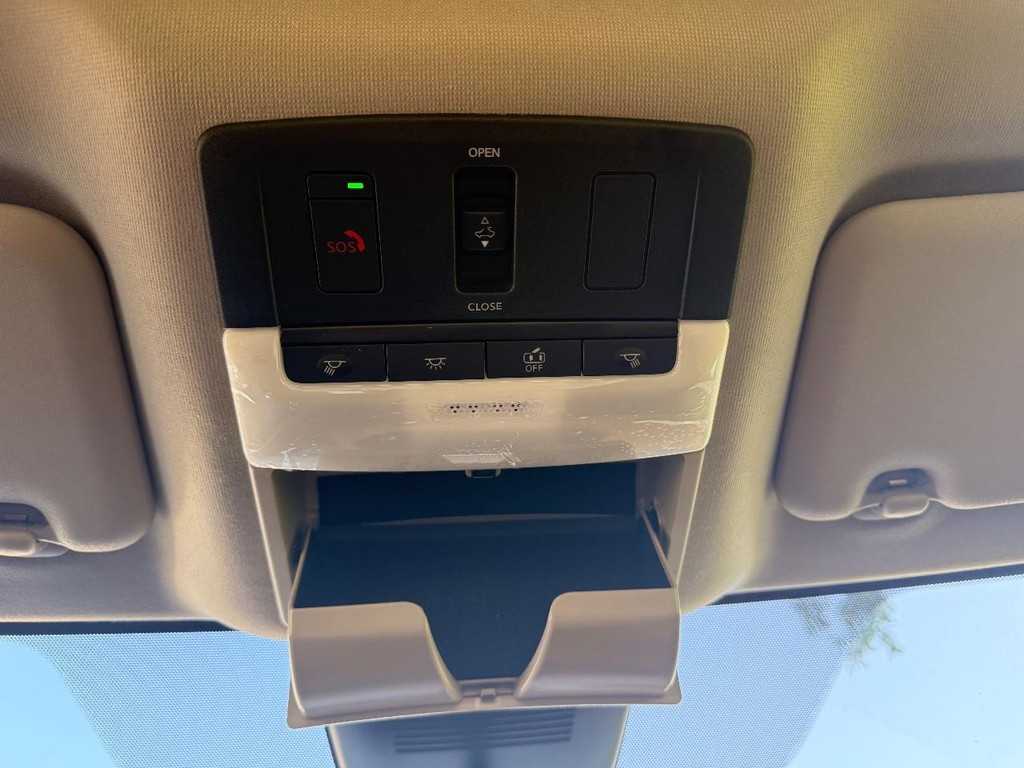 Nissan Sentra Vehicle Full-screen Gallery Image 03