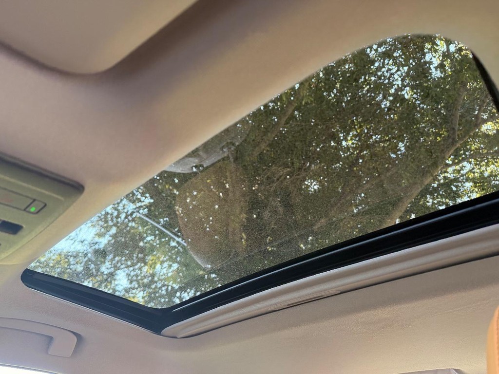 Nissan Sentra Vehicle Full-screen Gallery Image 04