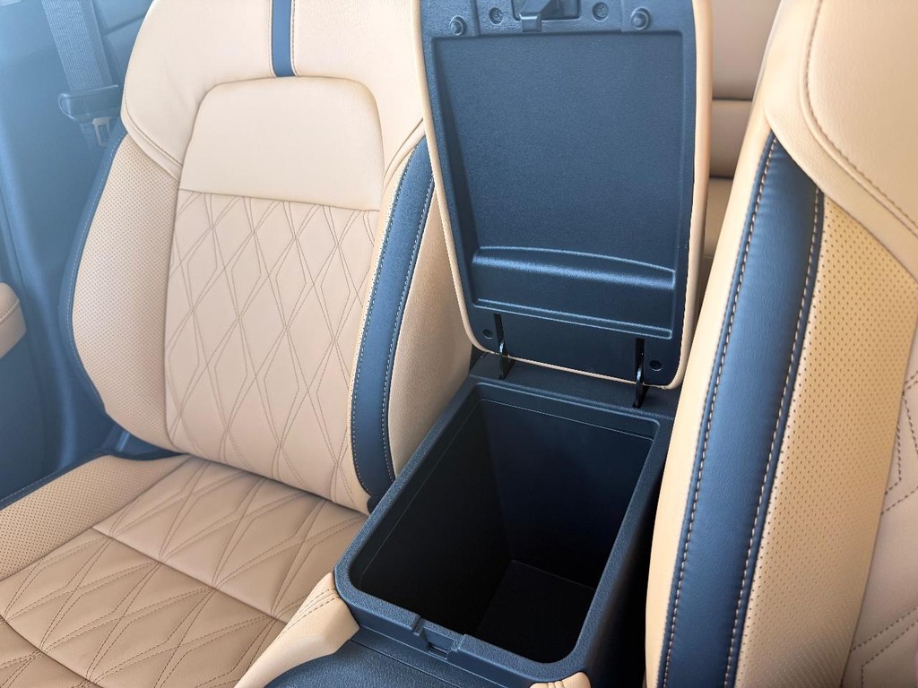 Nissan Sentra Vehicle Full-screen Gallery Image 05