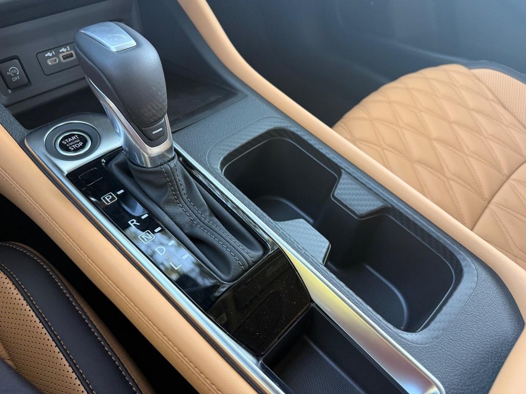 Nissan Sentra Vehicle Full-screen Gallery Image 06