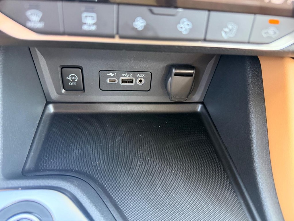 Nissan Sentra Vehicle Full-screen Gallery Image 08