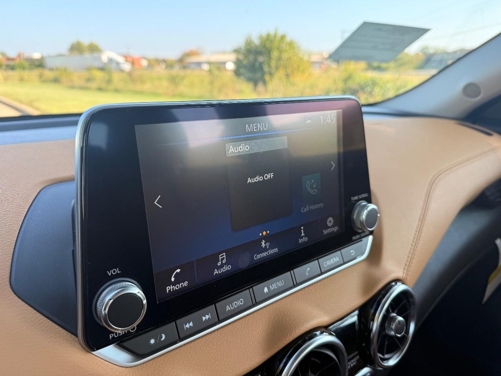 Nissan Sentra Vehicle Full-screen Gallery Image 10