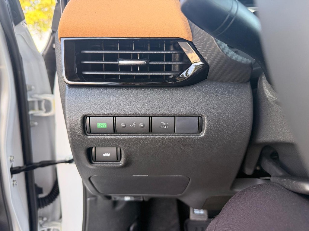 Nissan Sentra Vehicle Full-screen Gallery Image 13