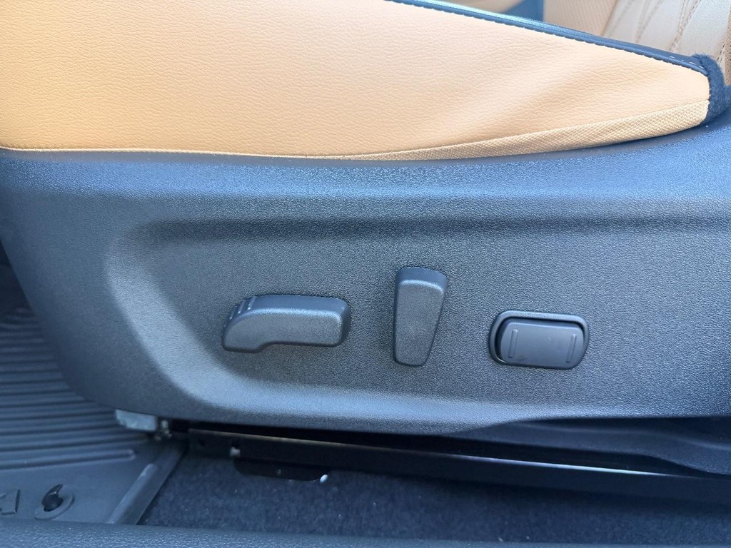 Nissan Sentra Vehicle Full-screen Gallery Image 14