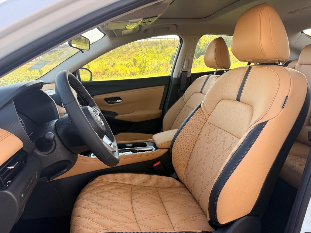 Nissan Sentra Vehicle Full-screen Gallery Image 15