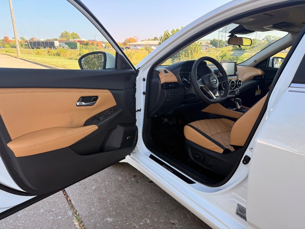 Nissan Sentra Vehicle Full-screen Gallery Image 17