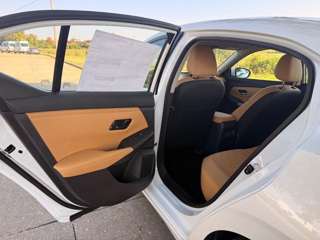 Nissan Sentra Vehicle Full-screen Gallery Image 18