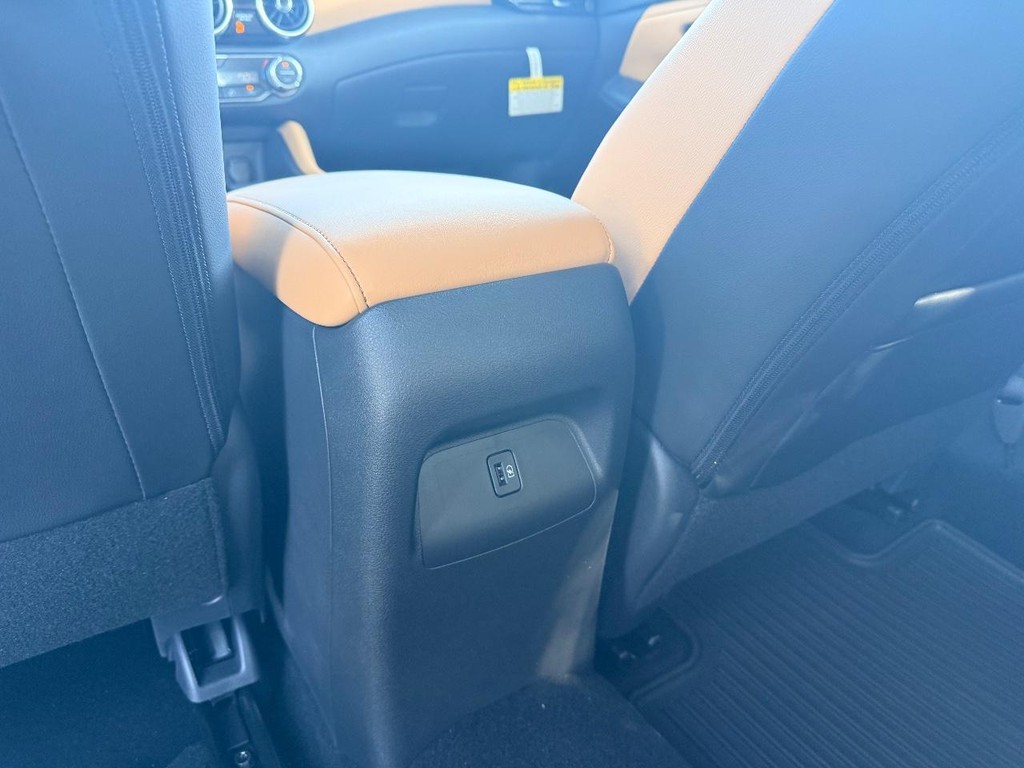 Nissan Sentra Vehicle Full-screen Gallery Image 19