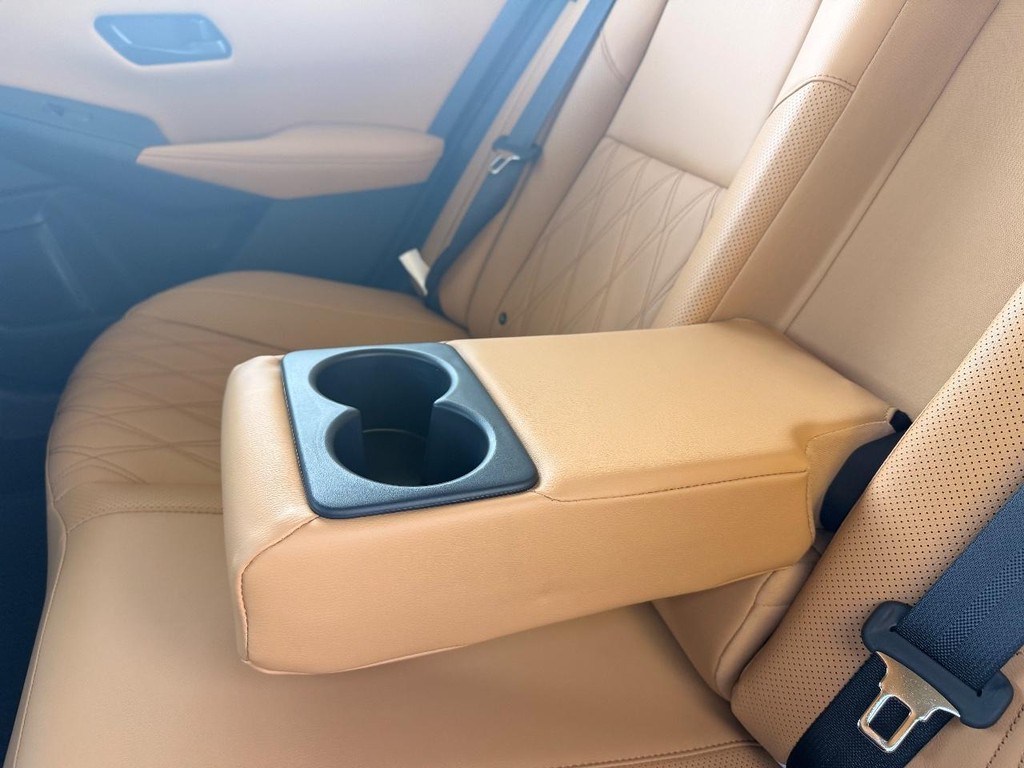 Nissan Sentra Vehicle Full-screen Gallery Image 20