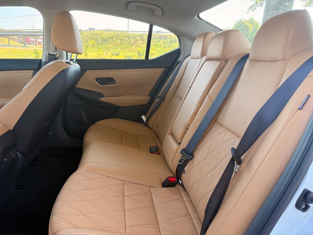 Nissan Sentra Vehicle Full-screen Gallery Image 21