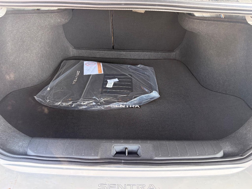 Nissan Sentra Vehicle Full-screen Gallery Image 22