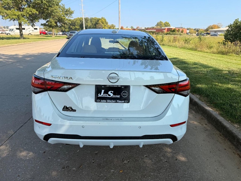 Nissan Sentra Vehicle Full-screen Gallery Image 23