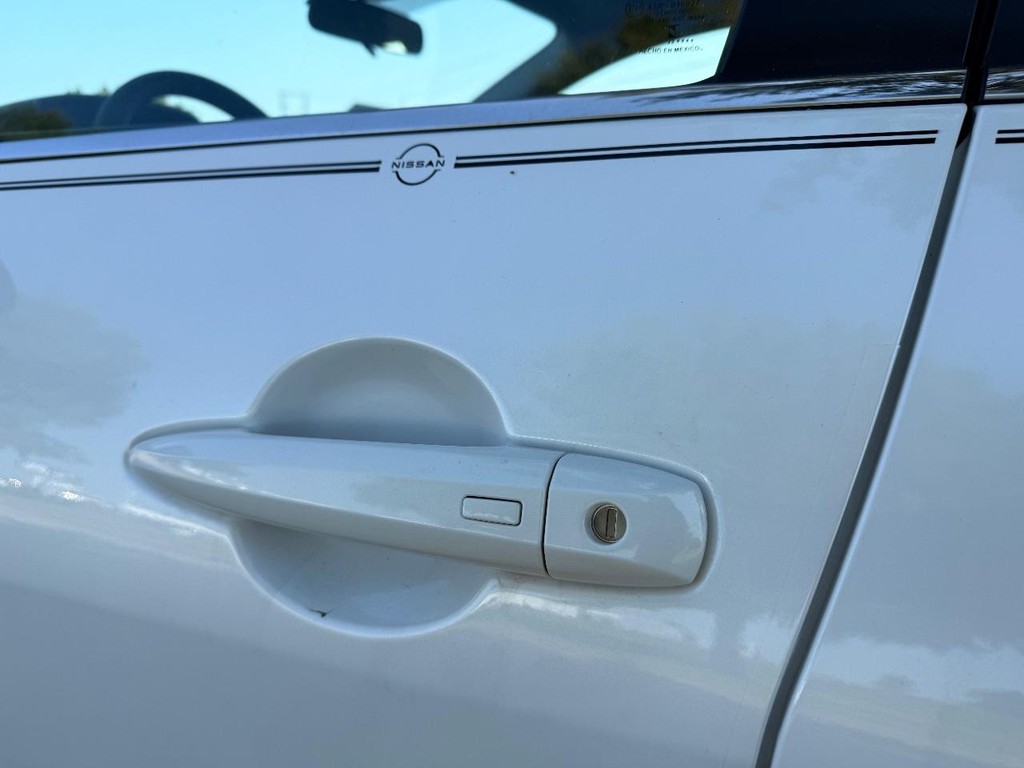 Nissan Sentra Vehicle Full-screen Gallery Image 24