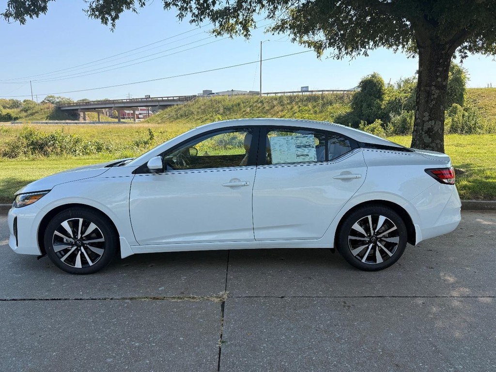 Nissan Sentra Vehicle Full-screen Gallery Image 26