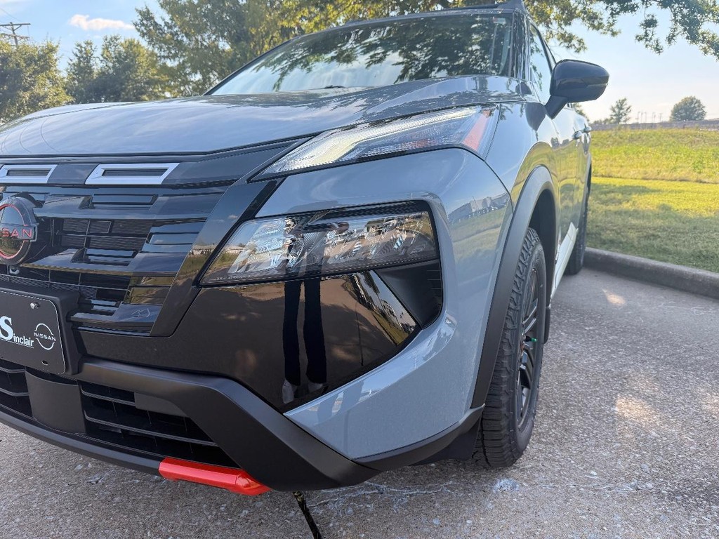 Nissan Rogue Vehicle Full-screen Gallery Image 03