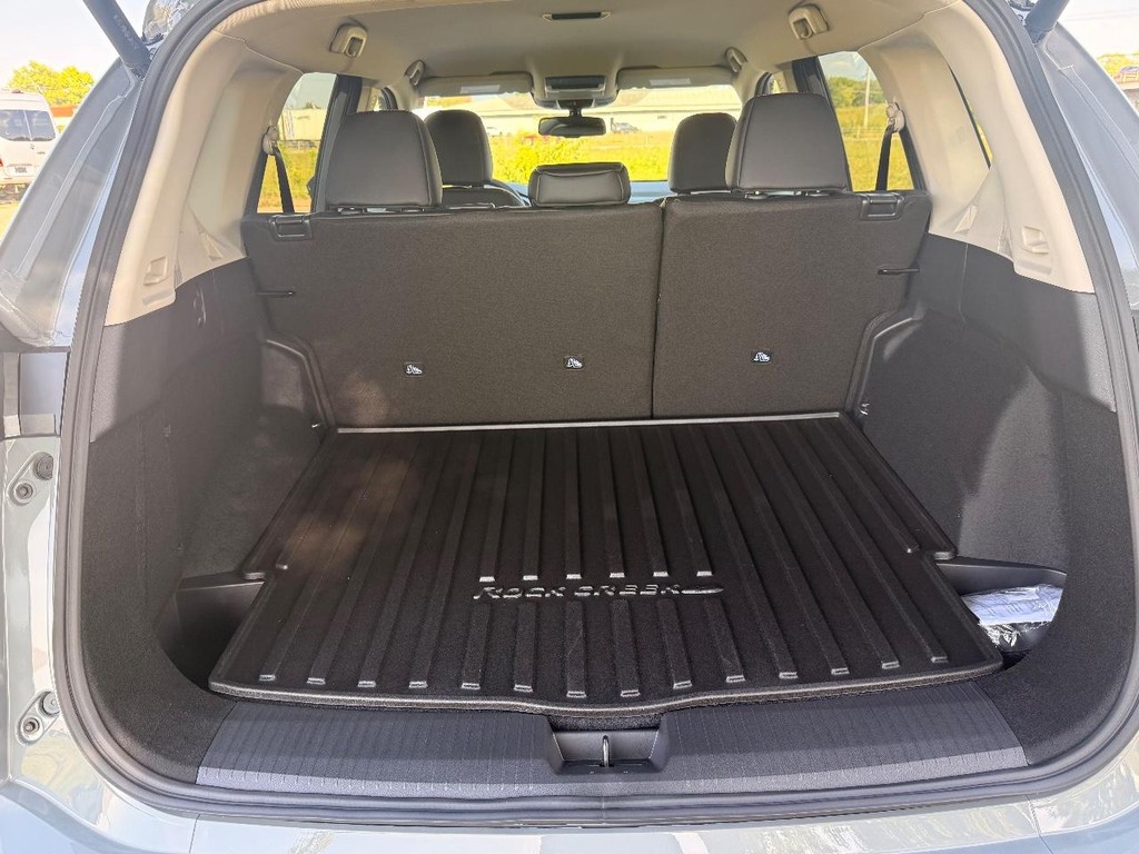 Nissan Rogue Vehicle Full-screen Gallery Image 07