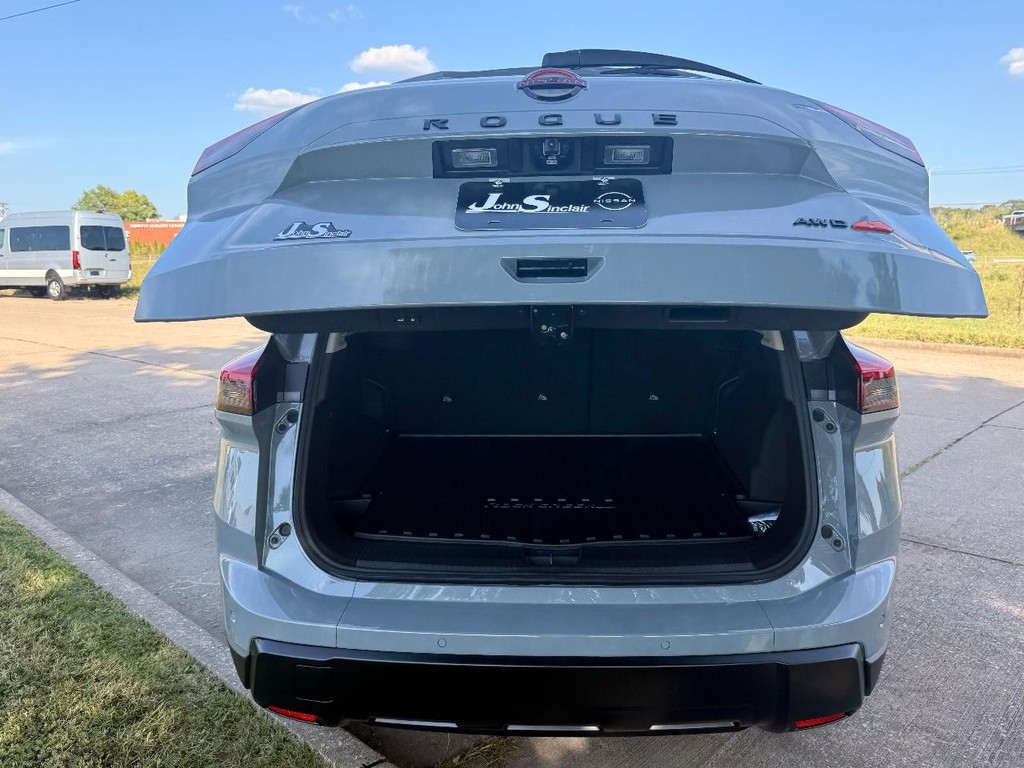 Nissan Rogue Vehicle Full-screen Gallery Image 08